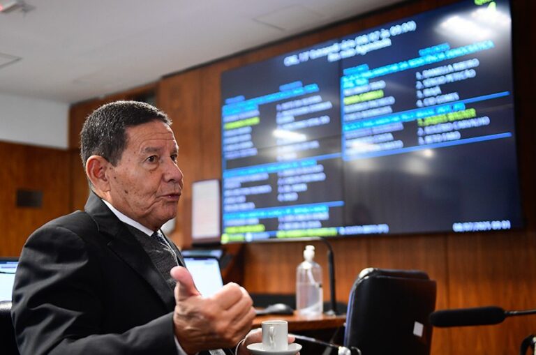 Mourão Rejeita Nomeação de Messias ao STF: 'Militância Política em Favor do PT'
