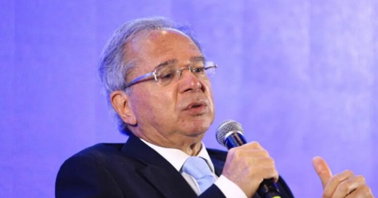 Paulo Guedes Critica Gestão Lula e Exclui Retorno à Política