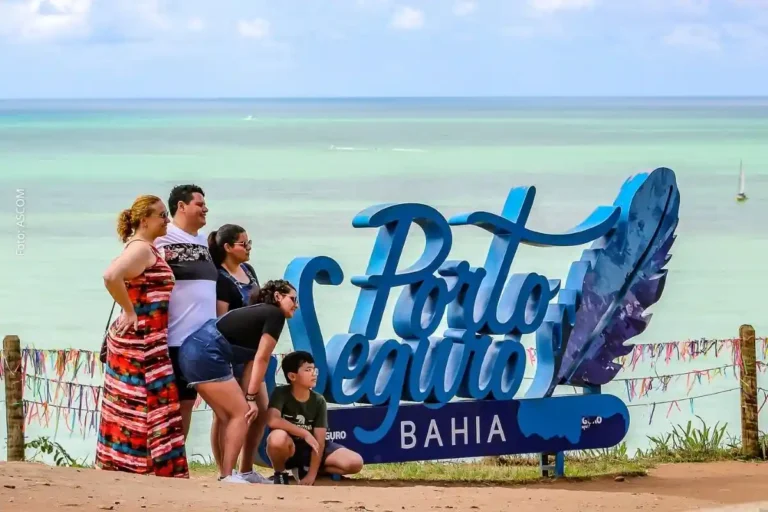 Porto Seguro Atrai 80 mil Turistas na Semana Santa e Gera R$ 155 Milhões na Economia Local Porto Seguro Atrai 80 mil Turistas na Semana Santa e Gera R$ 155 Milhões na Economia Local