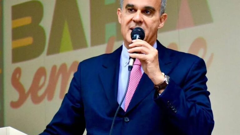 Protesto em Macaúbas: Deputado Sérgio Brito Responde a Críticas com Frase Polêmica