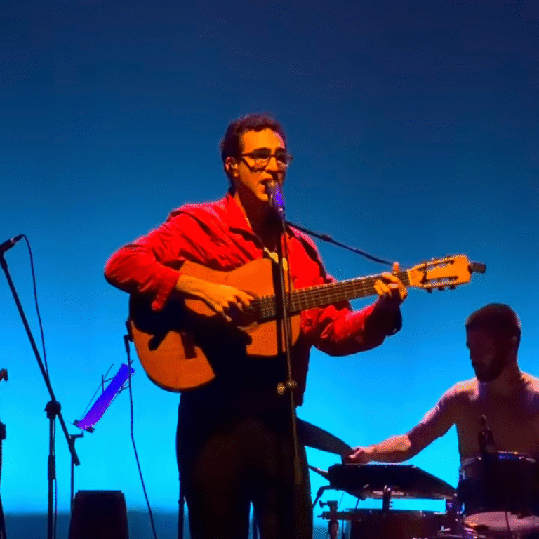 Zeca Veloso Lança Turnê Acompanhado por Banda em Show Imperdível no Rio de Janeiro Zeca Veloso Lança Turnê Acompanhado por Banda em Show Imperdível no Rio de Janeiro