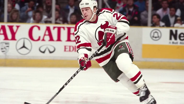 Claude Lemieux, campeão da Stanley Cup e ícone dos playoffs, morre aos 60 anos