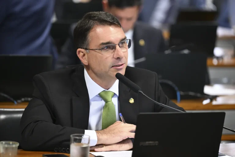 Flávio Bolsonaro Aumenta Críticas ao Governo Lula e Busca Liderança na CPI do Banco Master