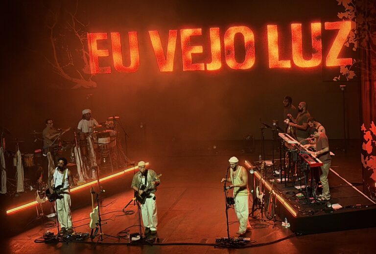 Gilsons Brilham no Show 'Eu Vejo Luz' e Revelam Evolução Musical