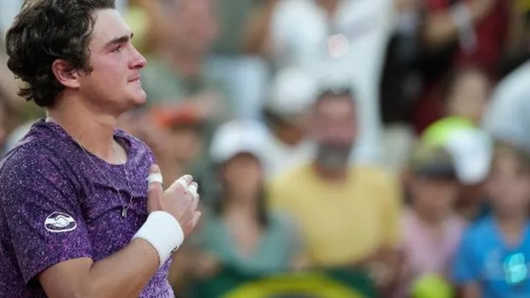 João Fonseca enfrenta Novak Djokovic em Roland Garros: saiba onde assistir ao vivo