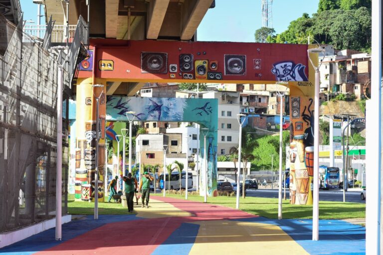 Revitalização da Bonocô: Jovens Artistas Transformam Espaço Público com Grafite