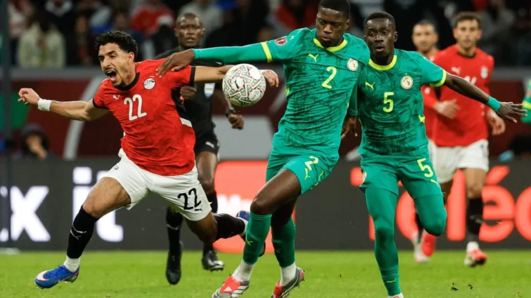 Mamadou Sarr, filho de herói de 2002, busca repetir feito histórico contra França na Copa do Mundo Mamadou Sarr, filho de herói de 2002, busca repetir feito histórico contra França na Copa do Mundo