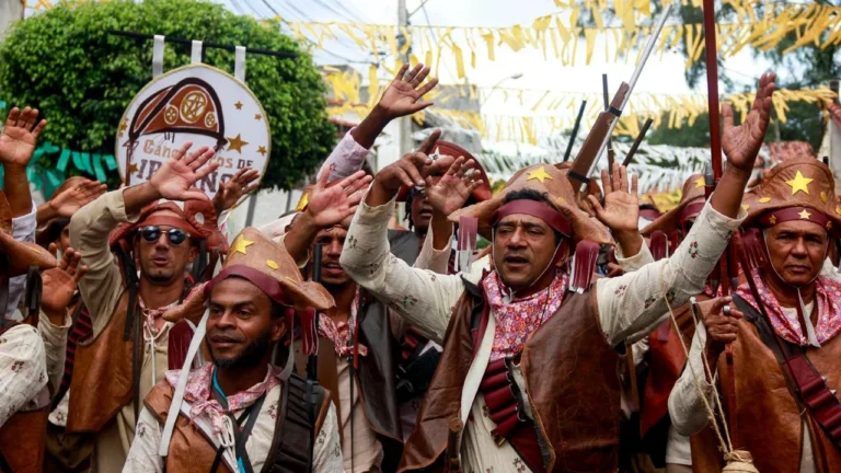 Cangaceiros de Ipitanga celebram 16 anos de resistência cultural em Lauro de Freitas Cangaceiros de Ipitanga celebram 16 anos de resistência cultural em Lauro de Freitas