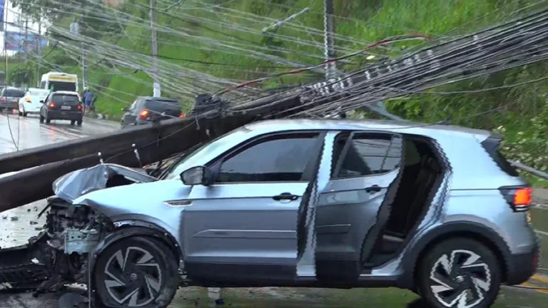 Acidente na Avenida Leste-Oeste em Maceió: Carro bate em poste e causa lentidão no trânsito Acidente na Avenida Leste-Oeste em Maceió: Carro bate em poste e causa lentidão no trânsito