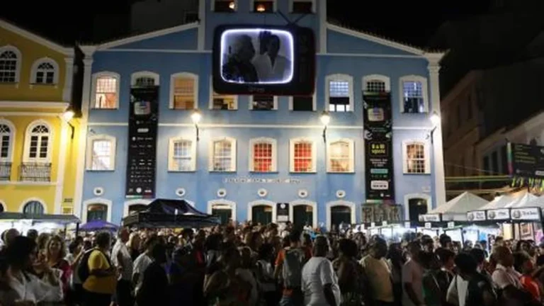 Flipelô reúne mais de 500 escritores em Salvador para celebrar literatura e cultura Flipelô reúne mais de 500 escritores em Salvador para celebrar literatura e cultura